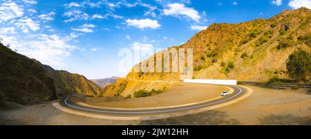 Vue panoramique sur une route courbe à Jizan, Arabie Saoudite. Banque D'Images