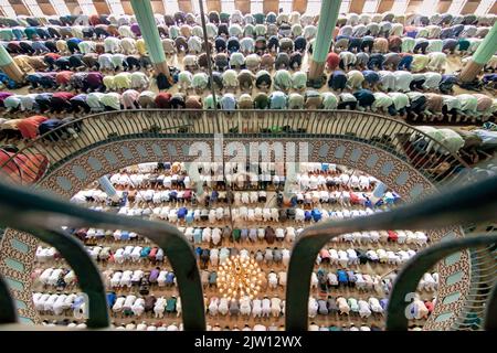 Dhaka, Bangladesh. 2nd septembre 2022. Vu d'en haut, on estime que 10 000 000 musulmans paient leurs respects lors de la prière de Jummah à la mosquée nationale Baitul Mukarram à Dhaka. La mosquée nationale du Bangladesh, connue sous le nom de Baitul Mukarram ou la Maison Sainte en anglais, est l'une des plus grandes mosquées au monde et peut accueillir jusqu'à 40 000 personnes, y compris dans l'espace ouvert extérieur. Crédit : ZUMA Press, Inc./Alay Live News Banque D'Images