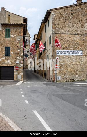 Vue sur les rues de San Quirico d'orcia le jour de la mille 2022 Banque D'Images