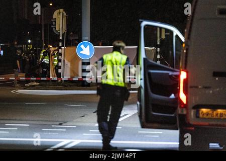 2022-09-02 21:40:14 OUD GASTEL - la police enquête sur l'intersection de la Blauwhekken. Plusieurs personnes ont été tuées et blessées lors d'un accident de la route au Blauwhekken. Deux voitures se sont heurtées l'une à l'autre. Un des conducteurs a été arrêté. ANP JEFFREY GROENEWEG pays-bas hors - belgique hors Banque D'Images