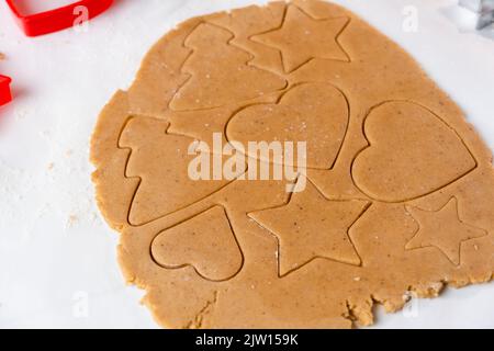 Faire des biscuits en forme de coeur, arbre de Noël, étoile de pâte sablée. Banque D'Images