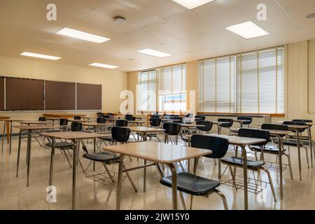 Exemple d'une salle de classe secondaire américaine vide et non-exposant avec des bureaux. Banque D'Images