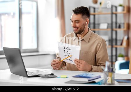 professeur de mathématiques masculin ayant cours en ligne à la maison Banque D'Images