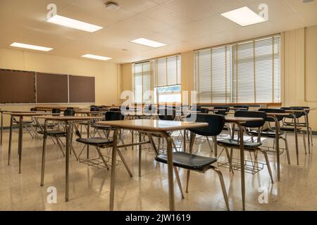 Exemple d'une salle de classe secondaire américaine vide et non-exposant avec des bureaux. Banque D'Images