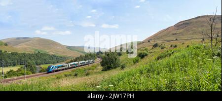 Premier Transennine Express CAF classe 397 Nova 2 train électrique sur la ligne principale de la côte ouest dans la pittoresque gorge de la Lune, Cumbria Banque D'Images