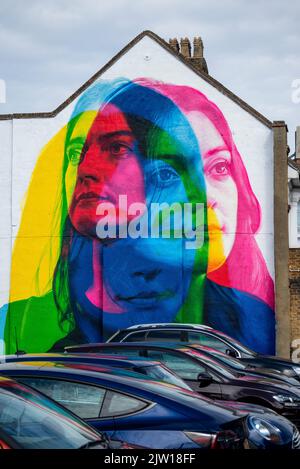 Southend City Jam. Les artistes de rue affichent leurs compétences dans 60 endroits autour de la ville. Des visages féminins colorés dans le parking par des aches Banque D'Images