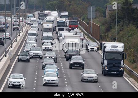 Datchet, Berkshire, Royaume-Uni. 2nd septembre 2022. La circulation s'effectue sur l'autoroute M4 Smart à Datchet après un accident de trois voitures. La candidate du Premier ministre Liz Truss aurait dit qu'elle allait s'arrêter aux autoroutes intelligentes. Elle a également déclaré qu'elle envisagerait de supprimer la limite de vitesse sur les autoroutes comme c'est le cas en Allemagne. Crédit : Maureen McLean/Alay Live News Banque D'Images