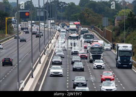 Datchet, Berkshire, Royaume-Uni. 2nd septembre 2022. La circulation s'effectue sur l'autoroute M4 Smart à Datchet après un accident de trois voitures. La candidate du Premier ministre Liz Truss aurait dit qu'elle allait s'arrêter aux autoroutes intelligentes. Elle a également déclaré qu'elle envisagerait de supprimer la limite de vitesse sur les autoroutes comme c'est le cas en Allemagne. Crédit : Maureen McLean/Alay Live News Banque D'Images