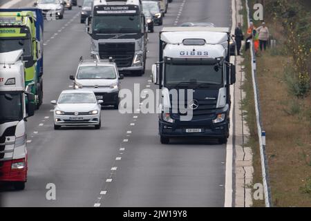 Datchet, Berkshire, Royaume-Uni. 2nd septembre 2022. La circulation s'effectue sur l'autoroute M4 Smart à Datchet après un accident de trois voitures. La candidate du Premier ministre Liz Truss aurait dit qu'elle allait s'arrêter aux autoroutes intelligentes. Elle a également déclaré qu'elle envisagerait de supprimer la limite de vitesse sur les autoroutes comme c'est le cas en Allemagne. Crédit : Maureen McLean/Alay Live News Banque D'Images