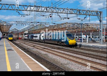 390107 9M55 1347 Blackpool North vers Londres Euston part de Crewe avec 390050 assis en face. Banque D'Images