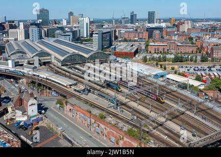 Manchester Piccadilly, Greater Manchester, Royaume-Uni, 12th août 2022. Un service Crosscounrty arrive Manchester Piccadilly . Banque D'Images