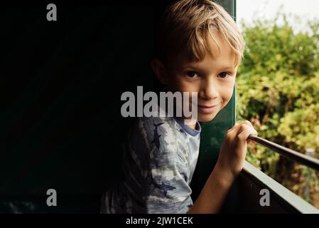 portrait d'un garçon en tracteur à la campagne Banque D'Images