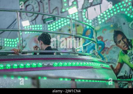 enfants jouant à la salle de jeux vidéo Banque D'Images