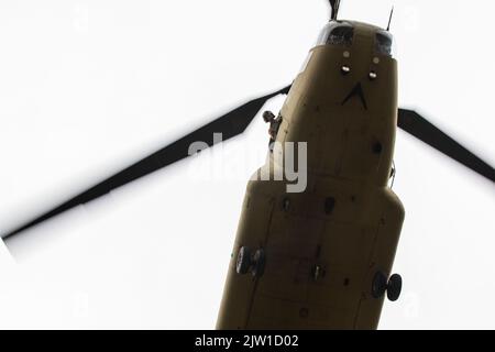 Un officier de la Garde nationale de l'Armée de terre demande une infiltration d'air à bord d'un Chinook CH-47 au cours de la phase III de l'école candidate d'officier sur la base conjointe Lewis-McChord, Washington, 18 juillet 2022. Au cours de la phase III, les candidats de 22 États recevront leurs évaluations finales de leadership des instructeurs qualifiés du 2nd Bataillon, 205th Regimental Training Institute, de la Garde nationale de l'Armée de Washington, avant de recevoir leurs commissions. (É.-U. Photo de la Garde nationale de l'armée par le sergent d'état-major. Adeline Witherspoon) Banque D'Images