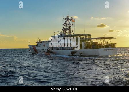 Une équipe de bateaux-coupeurs du Cutter de la Garde côtière William Trump transfère les migrants cubains de la Cutter diligence au Cutter William Trump au large de Key West, Floride, le 31 août 2022. Les coupeurs de la Garde côtière maintiennent les migrants interdiqués en mer jusqu'à leur rapatriement dans leur pays d'origine. (É.-U. Photo de la Garde côtière par Petty Officer 3rd classe Gregory Schell) Banque D'Images