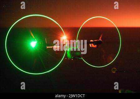 Un avion de tiltrotor MV-22 Osprey du corps maritime américain affecté à l'escadron de Tiltrotor 268 du milieu marin, effectue le ravitaillement en vol avec un avion KC-130J Super Hercules affecté à l'escadron de transport aérien de refueler 152 au-dessus du territoire du Nord, en Australie, le 29 août 2022. L’exercice Pitch Black est l’exercice d’emploi de la Force aérienne royale australienne le plus important et le plus complexe. Le Pitch Black 2022 se déroule sur les bases de la RAAF Darwin, Tindal et Amberley du 19 août au 8 septembre 2022. L’exercice de cette année accueillera jusqu’à 2500 personnes et environ 100 avions de 17 parti Banque D'Images