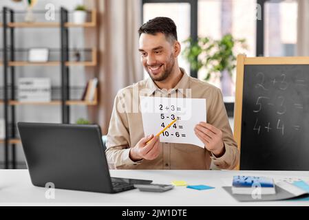 professeur de mathématiques masculin ayant cours en ligne à la maison Banque D'Images