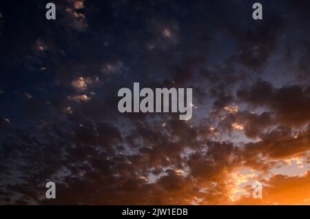 Une photo panoramique du coucher de soleil doré illuminant les nuages Banque D'Images