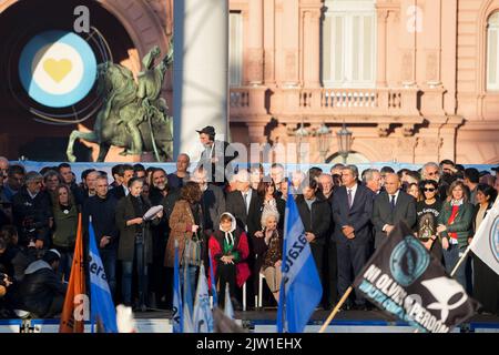 Buenos Aires, Argentine. 02nd septembre 2022. 2 septembre 2022, Ciudad de Buenos Aires, Ciudad de Buenos Aires, Argentine: INT. ACTUALITÉS MONDIALES. 2022 09 02, Buenos Aires City, Argentine.- des milliers de manifestants manifestent le 2 septembre 2022 sur la Plaza de Mayo dans la ville de Buenos Aires, Arg, contre la violence politique et pour la défense de l'institution démocratique après hier, le 1 septembre 2022, Un homme a tenté d'asesinner la vice-présidente et ancienne présidente Cristina Fernández de Kirchner lorsqu'elle arrivait chez elle à Buenos Aires. (Credit image: © Julieta Ferrario/ZUMA Press Wire) Credit: ZUMA Press Banque D'Images