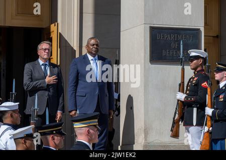 Le secrétaire à la Défense, Lloyd J. Austin III, accueille le ministre danois de la Défense, Morten Bodskov, pour une réunion d'échange bilatérale au Pentagone, Washington, D.C., le 1 septembre 2022. (Photo DoD par U.S. Air Force Tech. Sgt. Ponceuses à cric) Banque D'Images