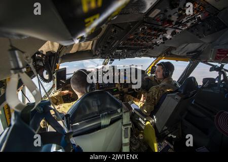 Casey Felz, capitaine de la Force aérienne américaine, et Zack Watson, capitaine du 384th Escadron de ravitaillement en vol KC-135 les pilotes de Stratotanker, effectuent un vol pendant l'exercice de la Marine drapeau gris le 25 août 2022. Le KC-135s de Fairchild a appuyé l’exercice du 22 au 26 août, assurant l’appui des partenaires conjoints et le maintien de l’état de préparation de la mission en tant que force conjointe. (É.-U. Photo de la Force aérienne par le sergent d'état-major. Lawrence Sena) Banque D'Images