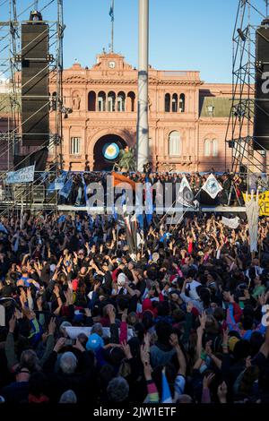 Buenos Aires, Argentine. 02nd septembre 2022. 2 septembre 2022, Ciudad de Buenos Aires, Ciudad de Buenos Aires, Argentine: INT. ACTUALITÉS MONDIALES. 2022 09 02, Buenos Aires City, Argentine.- des milliers de manifestants manifestent le 2 septembre 2022 sur la Plaza de Mayo dans la ville de Buenos Aires, Arg, contre la violence politique et pour la défense de l'institution démocratique après hier, le 1 septembre 2022, Un homme a tenté d'asesinner la vice-présidente et ancienne présidente Cristina Fernández de Kirchner lorsqu'elle arrivait chez elle à Buenos Aires. (Credit image: © Julieta Ferrario/ZUMA Press Wire) Credit: ZUMA Press Banque D'Images