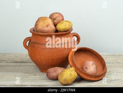 Pommes de terre en argile rustique sur une table en tableaux blancs Banque D'Images