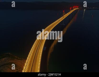 Détail aérien du pont Peljesac la nuit Banque D'Images