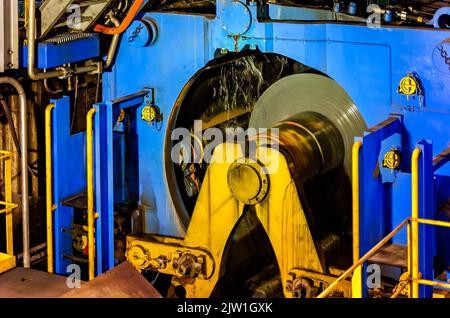 La machinerie est utilisée pour enrouler l'acier fondu dans l'usine à eau chaude de Severstal Columbus, le 22 octobre 2011, à Columbus, Mississippi. Banque D'Images