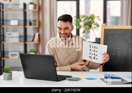 professeur de mathématiques masculin ayant cours en ligne à la maison Banque D'Images