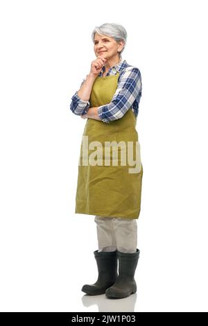 femme sénior dans un tablier de jardin Banque D'Images
