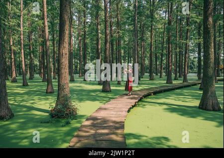 YANGZHOU, CHINE - 1 SEPTEMBRE 2022 - Un touriste joue au parc aquatique de la forêt humide du lac Luyang à Yangzhou, province de Jiangsu, Chine, 1 septembre 2022. Banque D'Images