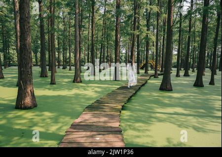 YANGZHOU, CHINE - 1 SEPTEMBRE 2022 - Un touriste joue au parc aquatique de la forêt humide du lac Luyang à Yangzhou, province de Jiangsu, Chine, 1 septembre 2022. Banque D'Images