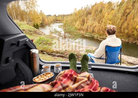 vue sur la rivière depuis la voiture avec les pieds sous la couverture Banque D'Images