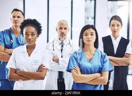 L'équipe médicale dont vous avez besoin. Portrait court d'un groupe de professionnels de la santé debout avec leurs bras repliés à l'hôpital. Banque D'Images