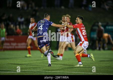 Sheffield, Royaume-Uni. 02nd septembre 2022. *** Craig Hall de Featherstone se détourne de Tom Holmes de Sheffield lors du match de championnat de Betfred entre Sheffield Eagles et Featherstone Rovers le 2 septembre 2022.au parc olympique Legacy photo par Simon Hall. Utilisation éditoriale uniquement, licence requise pour une utilisation commerciale. Aucune utilisation dans les Paris, les jeux ou les publications d'un seul club/ligue/joueur. Crédit : UK Sports pics Ltd/Alay Live News Banque D'Images