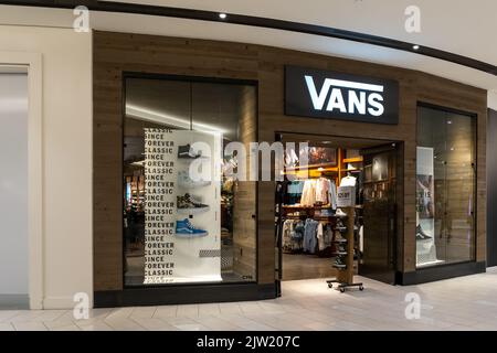 East Rutherford, NJ, États-Unis - 16 août 2022 : un magasin Vans au centre commercial American Dream à East Rutherford, NJ, États-Unis. Banque D'Images