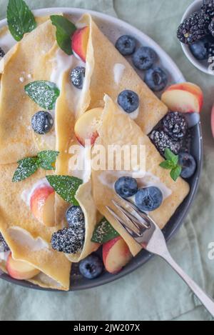 crêpes maison aux myrtilles et à la ricotta Banque D'Images