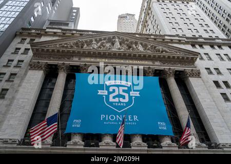 New York, NY, USA - 17 août 2022: Une bannière pour Pioneer Natural Resources Co à la Bourse de New York, 17 août 2022. Banque D'Images
