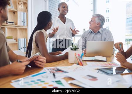 Black Woman faisant une présentation d'affaires en réunion au travail, discussion sur la stratégie de marketing avec l'équipe et collaboration sur le projet de finance Banque D'Images