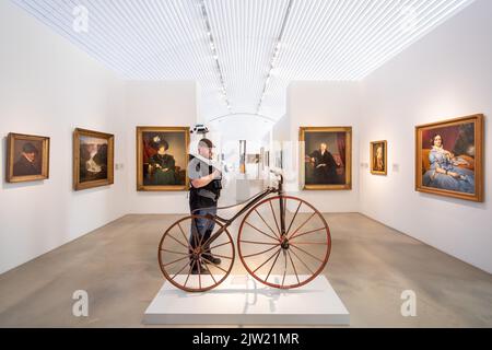 Nuremberg, Allemagne. 29th août 2022. En utilisant le système de cartographie mobile pour l'acquisition 3D de données spatiales, l'arpenteur Frank Schmidt de la société Acameo numérise les salles de l'exposition du '19th siècle' au Germanisches Nationalmuseum (GNM). (À dpa 'Germanisches Nationalmuseum passe au numérique') Credit: Daniel Karmann/dpa/Alay Live News Banque D'Images