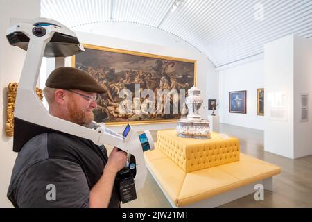 Nuremberg, Allemagne. 29th août 2022. En utilisant le système de cartographie mobile pour l'acquisition 3D de données spatiales, l'arpenteur Frank Schmidt de la société Acameo numérise les salles de l'exposition du '19th siècle' au Germanisches Nationalmuseum (GNM). (À dpa 'Germanisches Nationalmuseum passe au numérique') Credit: Daniel Karmann/dpa/Alay Live News Banque D'Images