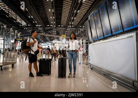 Bangkok, Thaïlande. 03rd septembre 2022. Les voyageurs vérifient les heures de départ dans le hall des départs internationaux de l'aéroport international de Suvarnabhumi (BKK). Le tourisme international reprend à l'aéroport international de Suvarnabhumi (BKK) à Bangkok. Le Gouvernement thaïlandais a récemment annoncé une prolongation de son programme de visa à l'arrivée de 30 à 45 jours pour les visiteurs de plus de 50 pays afin d'attirer plus de voyageurs et de soutenir son plan de relance économique, qui prévoit de porter le total annuel à 10 millions de visiteurs d'ici la fin de 2022. Crédit : SOPA Images Limited/Alamy Live News Banque D'Images