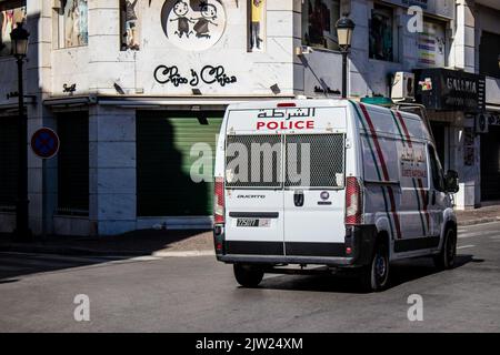 Tétouan, Maroc - 19 août 2022 une voiture de police patrouilant dans les rues de Tétouan pendant l'épidémie de coronavirus qui a frappé le Maroc Banque D'Images