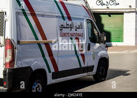 Tétouan, Maroc - 19 août 2022 une voiture de police patrouilant dans les rues de Tétouan pendant l'épidémie de coronavirus qui a frappé le Maroc Banque D'Images