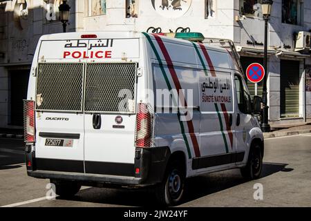 Tétouan, Maroc - 19 août 2022 une voiture de police patrouilant dans les rues de Tétouan pendant l'épidémie de coronavirus qui a frappé le Maroc Banque D'Images