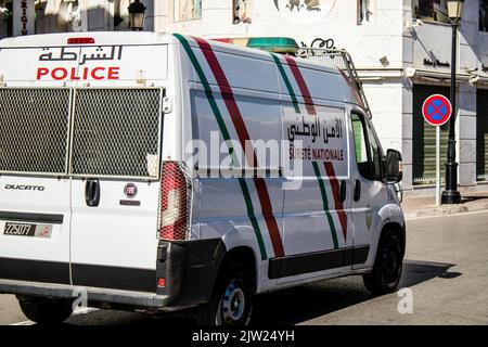 Tétouan, Maroc - 19 août 2022 une voiture de police patrouilant dans les rues de Tétouan pendant l'épidémie de coronavirus qui a frappé le Maroc Banque D'Images