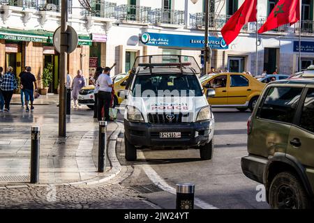 Tétouan, Maroc - 19 août 2022 une voiture de police patrouilant dans les rues de Tétouan pendant l'épidémie de coronavirus qui a frappé le Maroc Banque D'Images