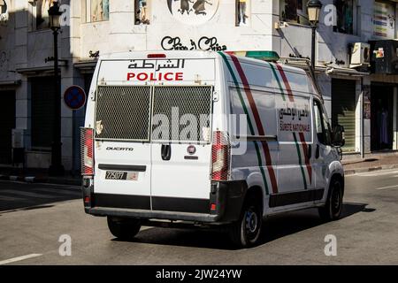 Tétouan, Maroc - 19 août 2022 une voiture de police patrouilant dans les rues de Tétouan pendant l'épidémie de coronavirus qui a frappé le Maroc Banque D'Images