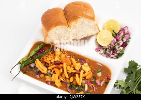 Misal de la même ville ou Usal Paav est un célèbre plat de rue épicé du Maharashtrian. Les petits pains sont servis avec du curry chaud épicé fait de pousses de Moong lentilles légumes, Toma Banque D'Images